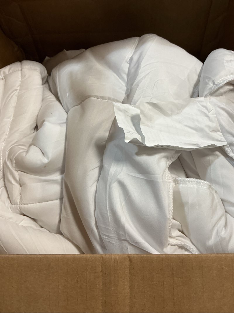 Condition photo showing Good Condition for 78”x80” mattress pad white (similar to stock photo)