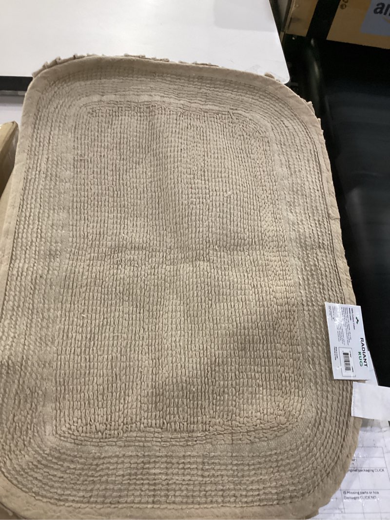 Condition photo showing Good Condition for radiant rug 17”x24”