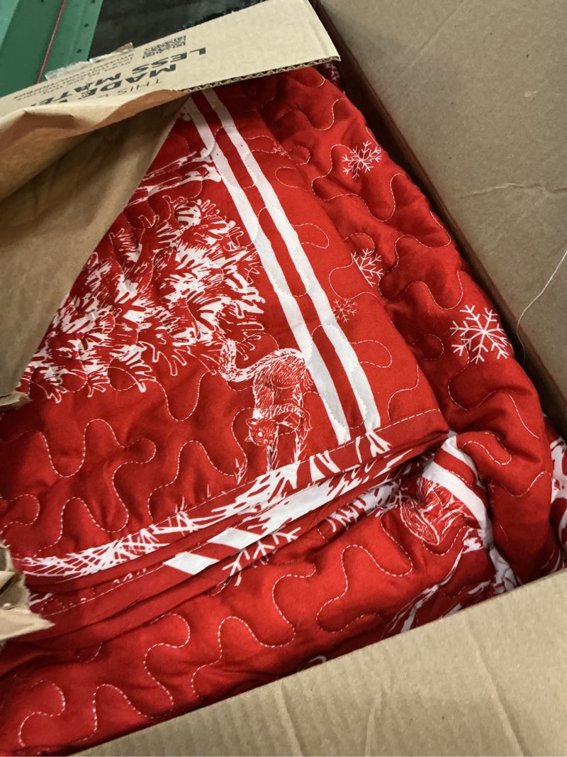 Condition photo showing Good Condition for exclusivo mezcla reversible christmas quilts queen size, red bedspread lightweight coverlet winter quilt bedding set with printed striped trees snowflakes pattern (1 quilt, 2 pillow shams) trees red queen (92"x96")