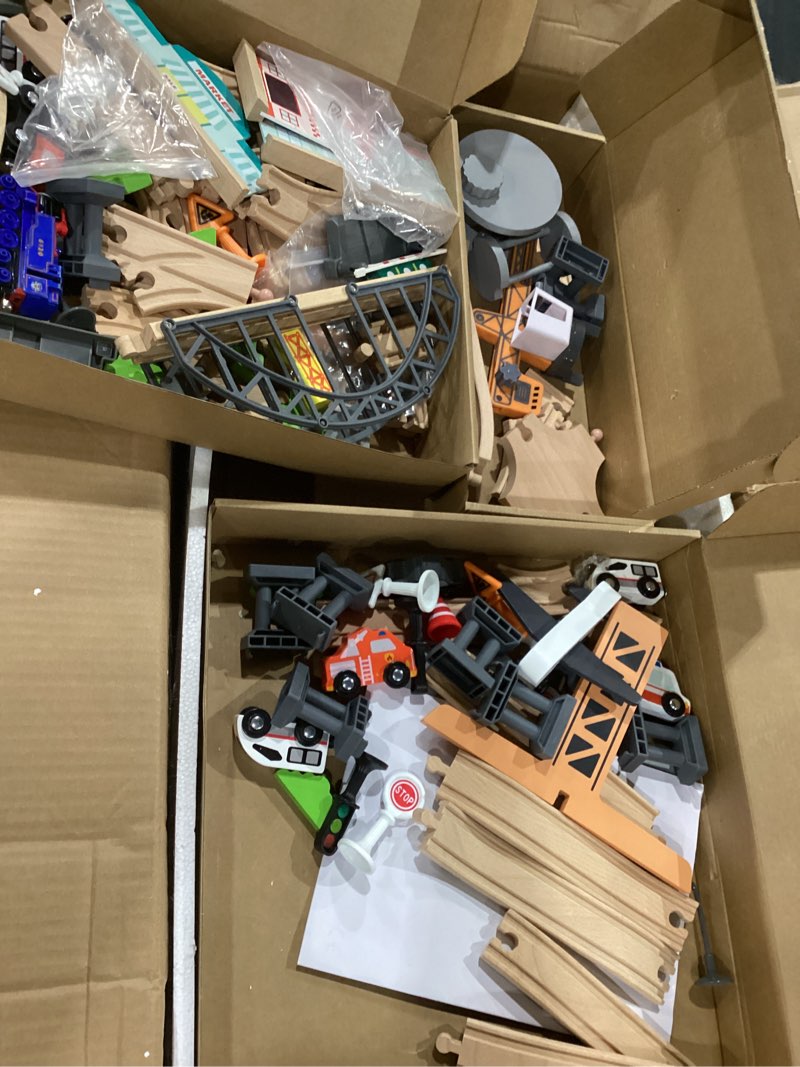 Amazon Basics 120 Piece Wooden Train Set with Table, Sturdy Tracks and Storage Bin, Multi-Activity, 