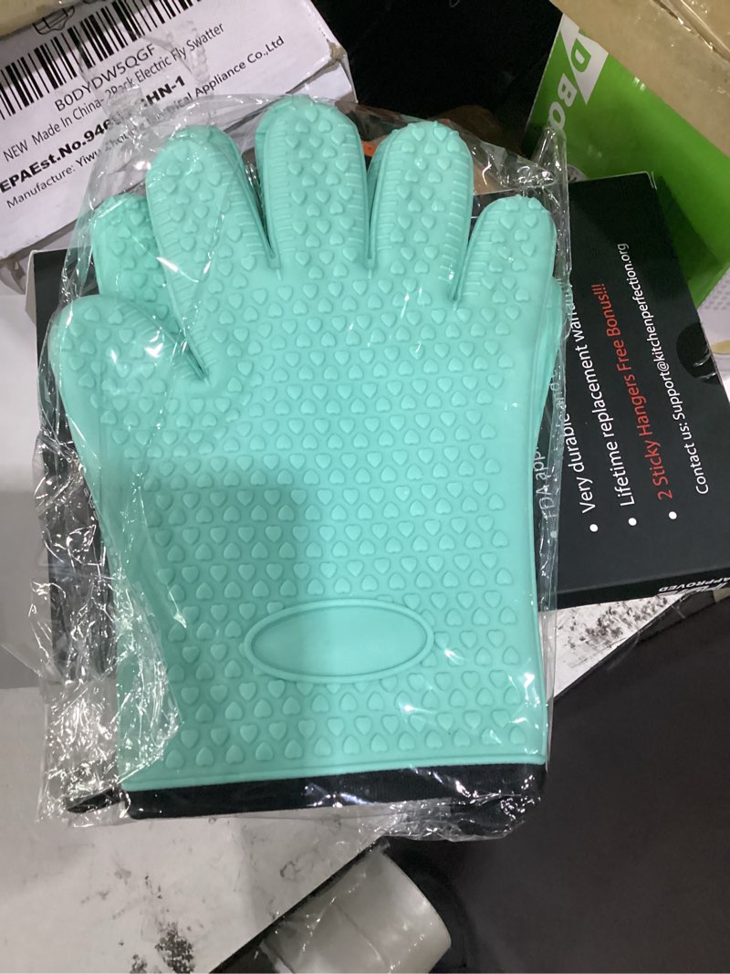 Condition photo showing New/Like New for kitchen perfection silicone smoker oven gloves -extreme heat resistant bbq gloves -handle hot food right on your smoker grill fryer pit|waterproof oven mitts grill gloves |superior value set+3 bonuses mint one size fits most