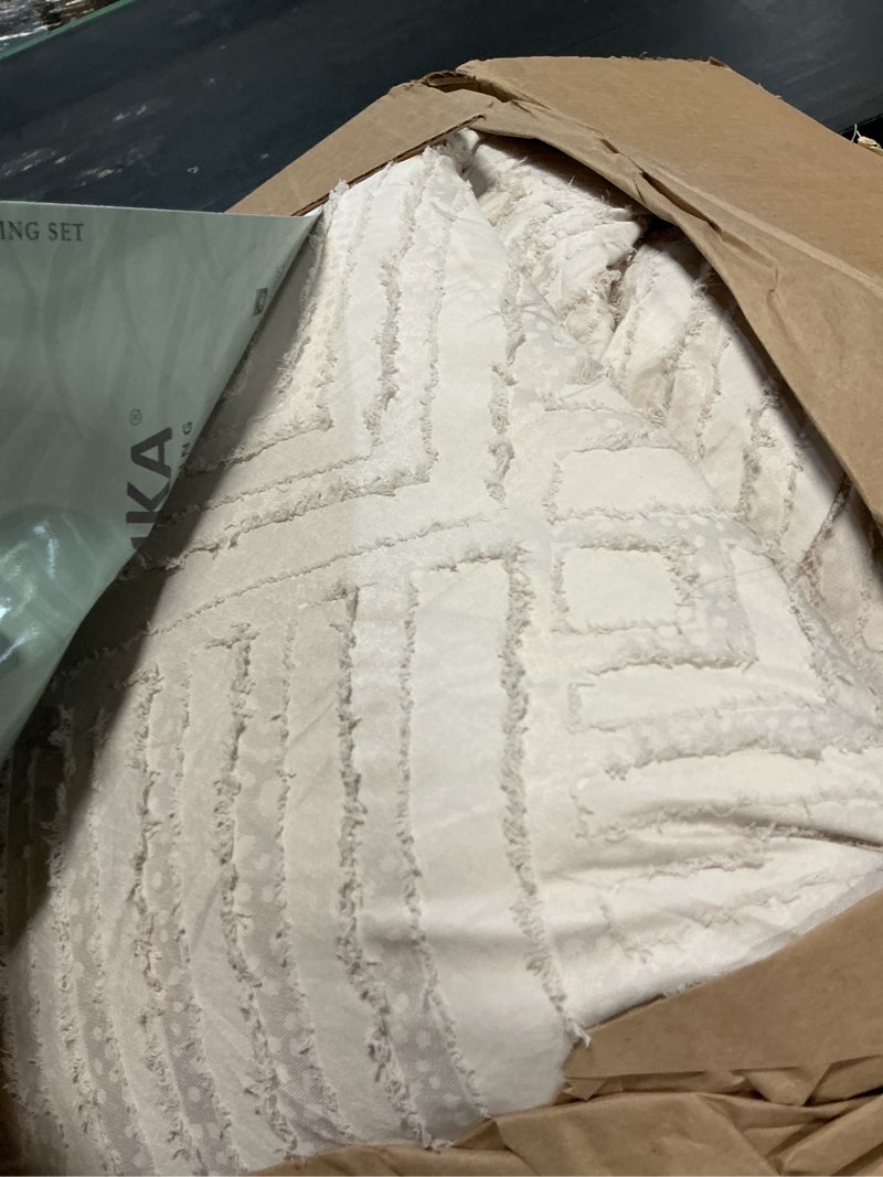 Condition photo showing Good Condition for litanika california king comforter set beige, 3 pieces cream tufted boho farmhouse bedding comforter sets, lightweight fluffy comforter bed set for all season (104x96in comforter and 2 pillowcases) 01-beige california king (104"x96")