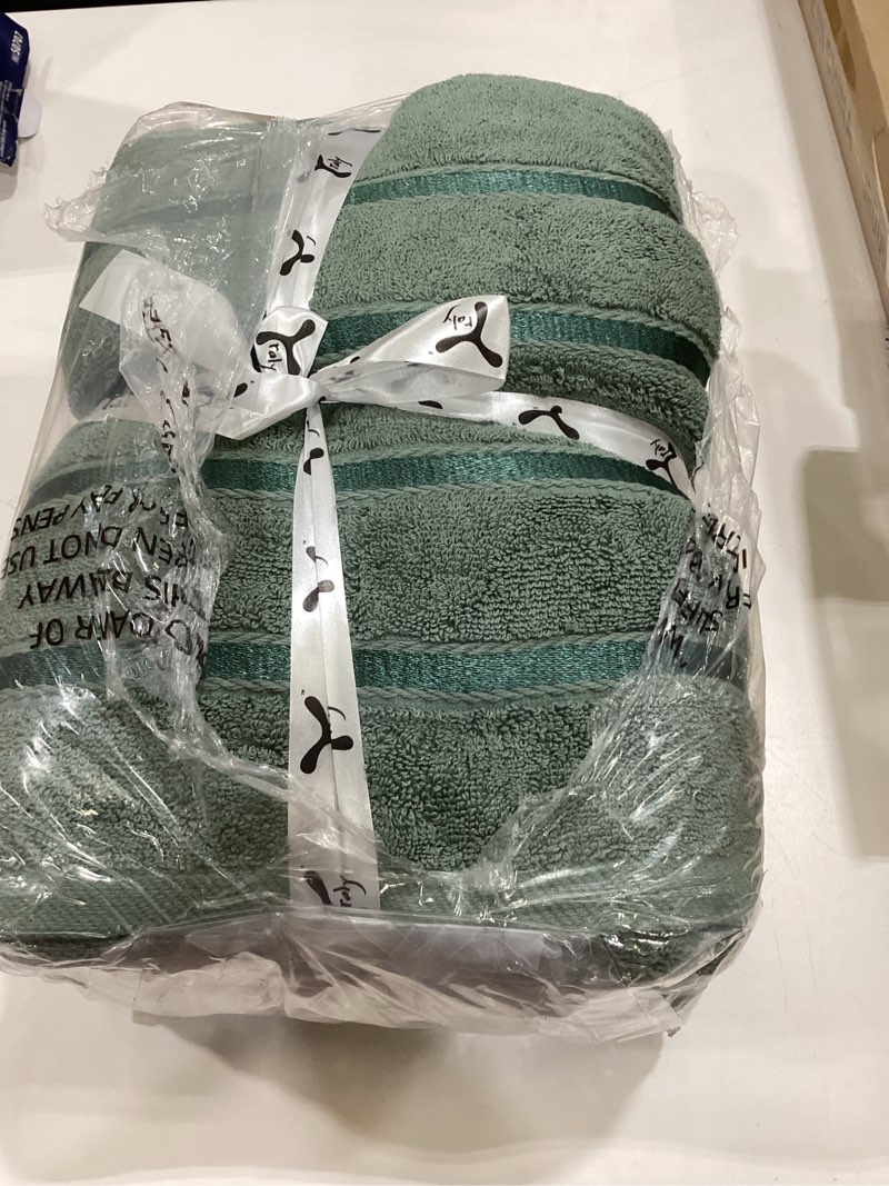 Condition photo showing As Is for cozyart sage green bath towels set 6 piece, 2 bath towels 2 hand towels 2 washcloths, luxury 100% turkish cotton 650gsm hotel quality, soft, absorbent, towel sets for bathroom sage leaf 6 piece towels set
