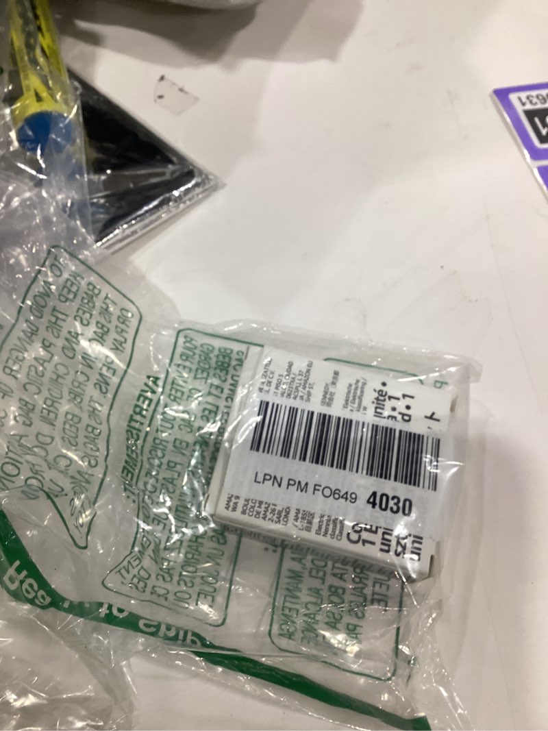 Condition photo showing New/Like New for Amazon Basics USB Flash Drive, Thumb Drive Memory Stick with USB C and USB A Dual Ports, 256GB, Champagne Silver