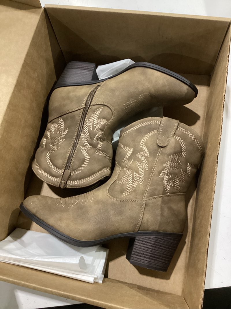 Condition photo showing Good Condition for globalwin women's brown cowgirl boots ankle booties 6.5 22yy10 camel2
