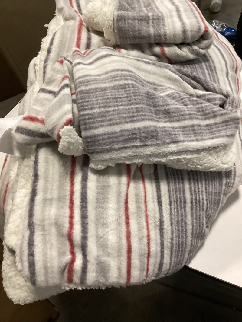 Condition photo showing Good Condition for Cyusri 3-Piece Plaid Faux-Shearling Comforter Set