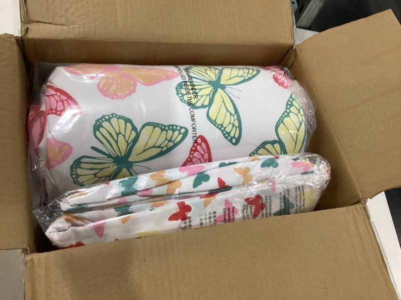 Condition photo showing New/Like New for Amazon Basics Kid's Soft, Easy Care Microfiber Bed-in-a-Bag 5-Piece Bedding Set, Twin, Butterfly Friends Butterfly Friends Twin