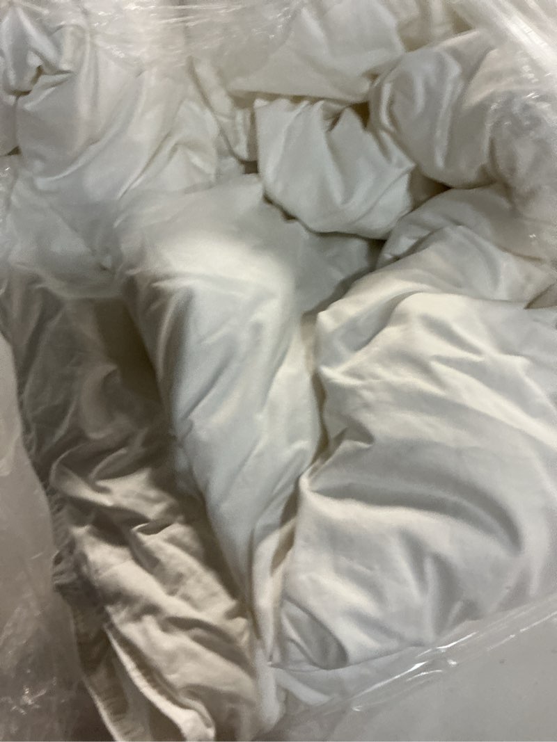 Condition photo showing Good Condition for lightweight premium down alternative comforter, full/queen, white