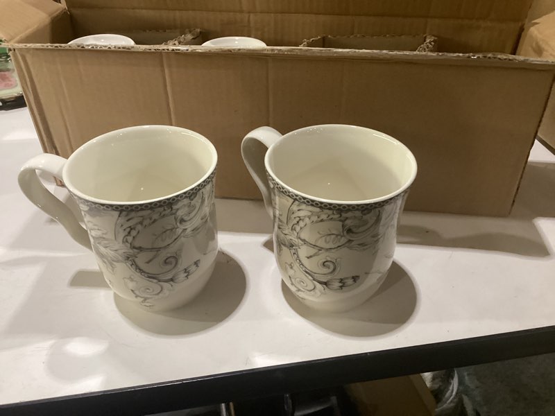 Condition photo showing Good Condition for 222 fifth adelaide round porcelain dinnerware collection  16-piece set  white toile