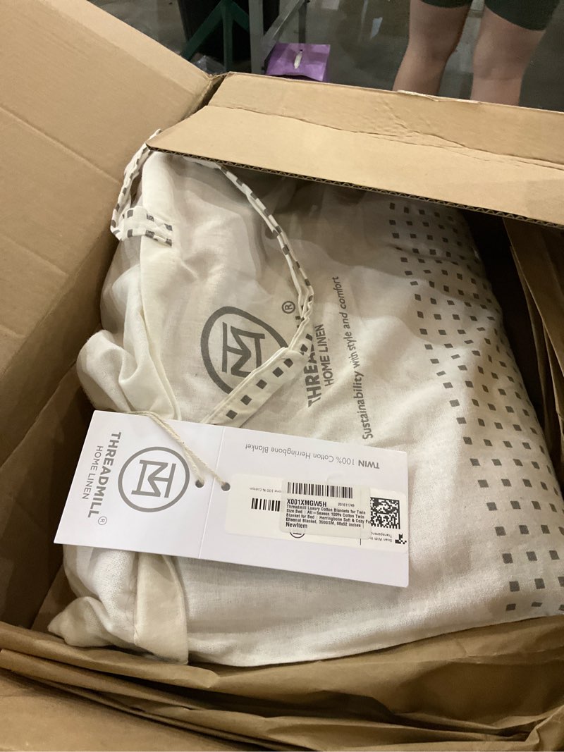 https://lotting-media.assets.bidfta.com/lotting_85fad7f3-f687-48c6-b479-ca1af7c3ff7b