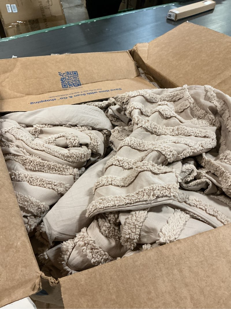 Condition photo showing As Is for bedsure boho tufted khaki comforter set queen size, gentlesoft™ 3 pieces boho farmhouse decor bedding, arch shabby chic bedding for all seasons, 1 bed comforter, 2 pillow shams, 90x90 inches queen (90" x 90") 02 - arch jacquard khaki