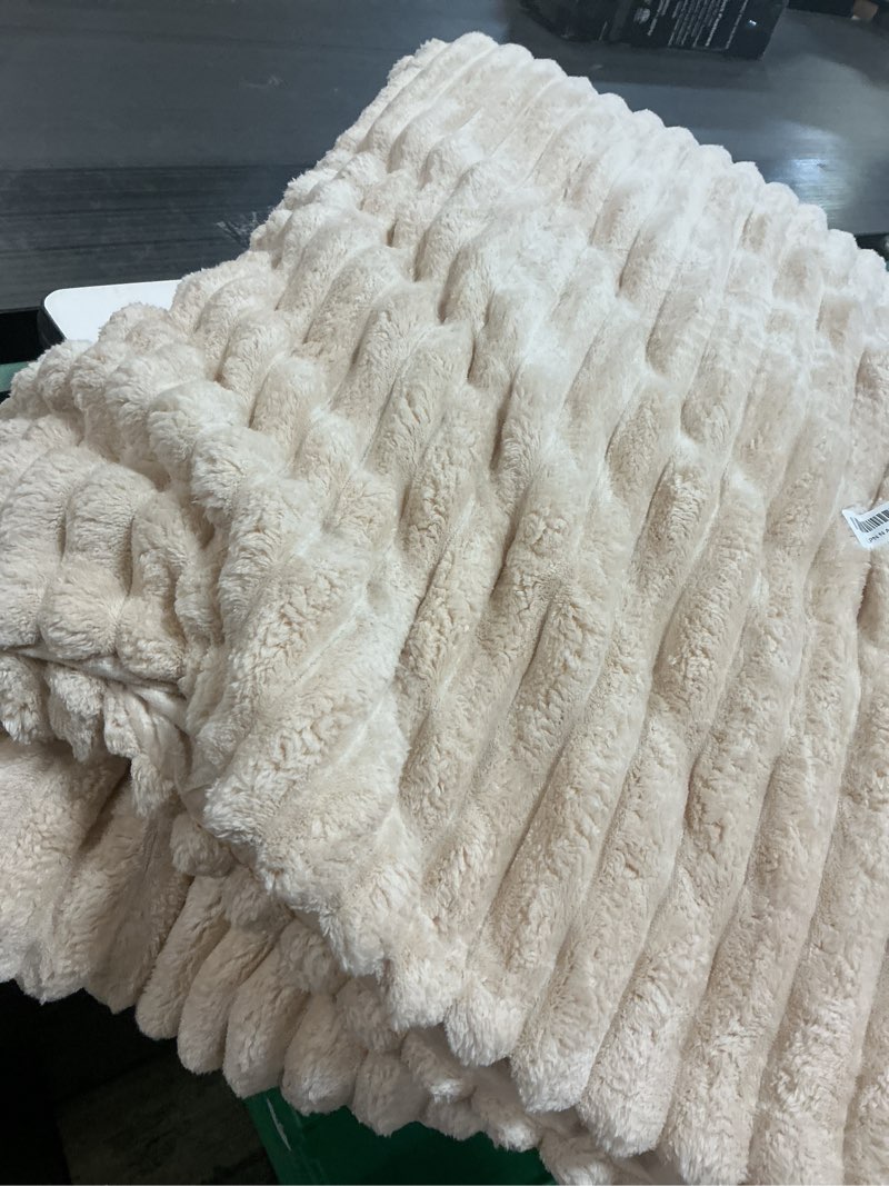 Condition photo showing Good Condition for Similar NEWCOSPLAY Twin Blanket for Couch Brown Super Soft Flannel Fleece 3D Bubble Lightweight Bed Blanket All Season Use (Brown, Twin(60\"x80\")) Brown Twin(60\"x80\")