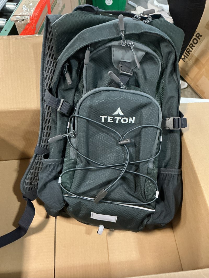 Condition photo showing Good Condition for teton oasis/trailrunner hydration backpack – lightweight water pack with 2l/3l bladder for hiking, running, cycling, biking 18l/22l sizes – sewn-in rain cover – fits men and women 22 liters onyx
