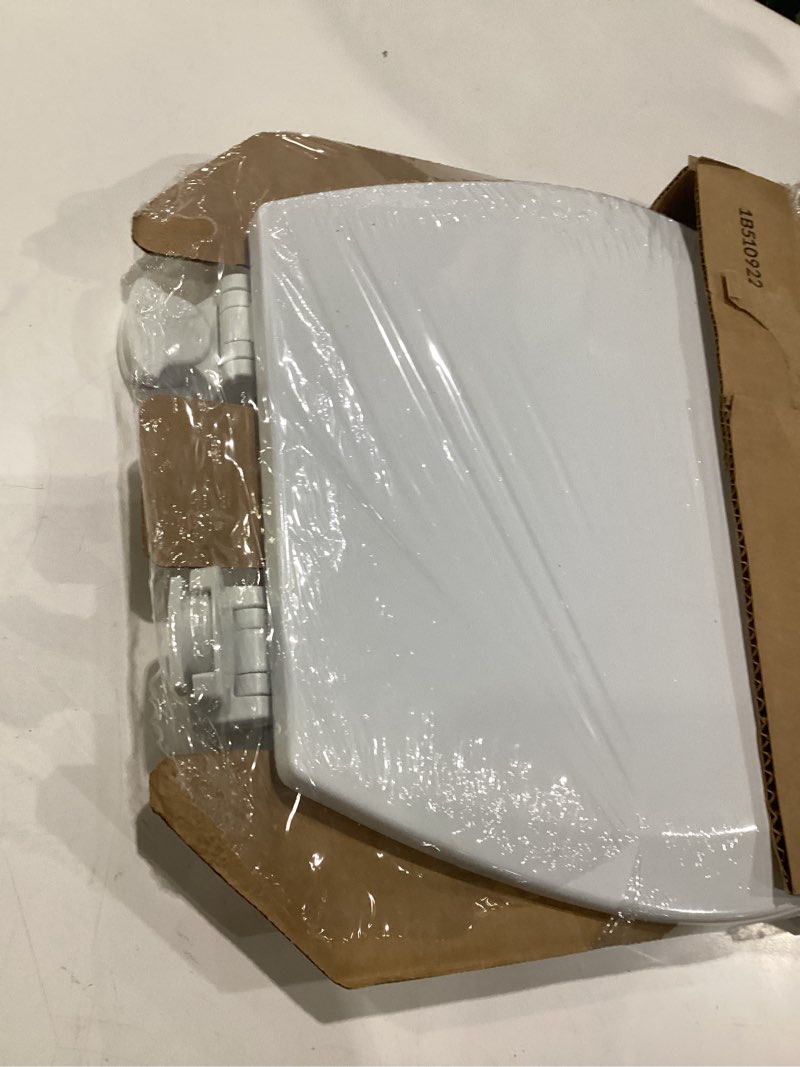 Condition photo showing Good Condition for bemis 500ec 390 toilet seat with easy clean & change hinges, 1 pack round, cotton white
