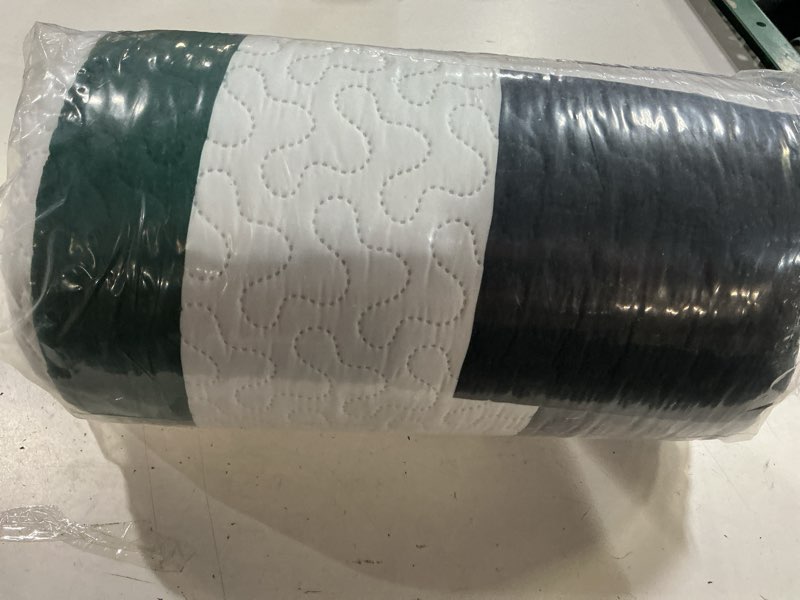 Condition photo showing New/Like New for tyrot 3 piece green quilt set full/queen size green black white geometric reversible bedding set microfiber lightweight bedspread coverlet with 2 shams modern bed cover for all season, 90''x96'' green full/queen