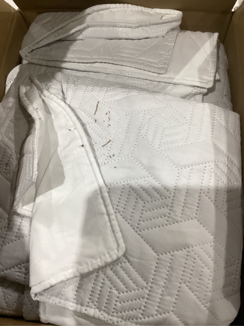 Condition photo showing As Is for Lavsiry White King Size Quilt Bedding Set with Pillow Shams, Summer Lightweight Bedspread Coverlet, Soft Quilted Blanket Thin Comforter for All Seasons Bright White King(106"x96")