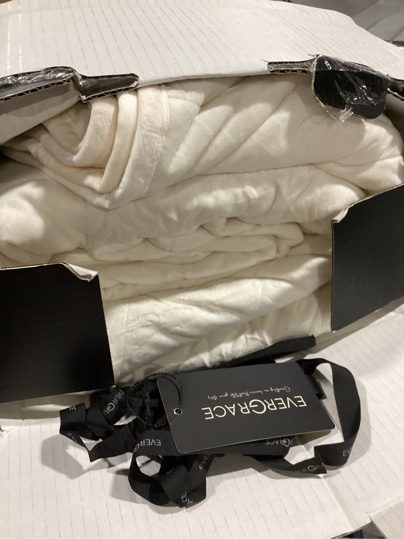 Condition photo showing Good Condition for evergrace 3 pieces luxurious queen velvet quilts, ultra soft lightweight velvet comforter set, matelasse oversized diamond bedspread coverlet for all season with 2 shams, cream white, 92"x96" cream white full/queen (92" x 96")