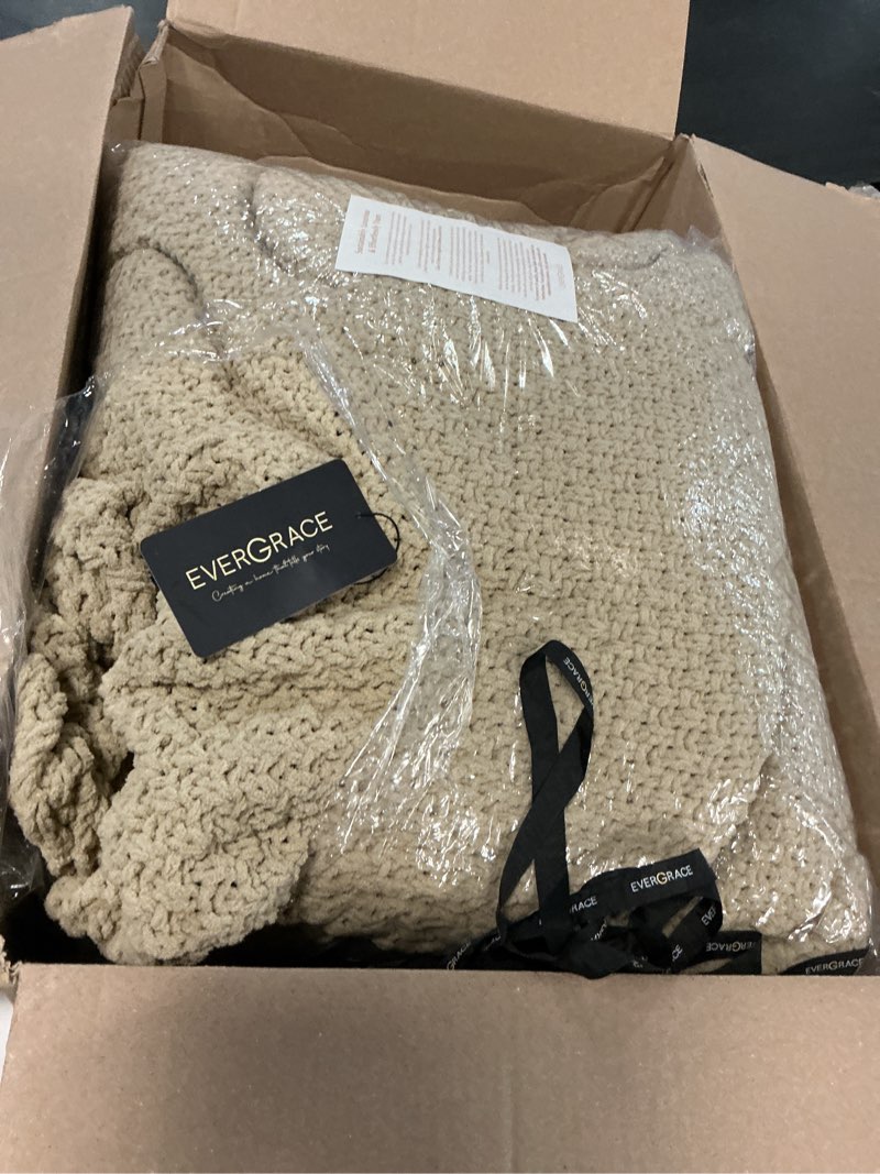 Condition photo showing Good Condition for evergracehome chunky chenille knit throw blanket for couch, soft luxurious moss stitch blankets for bed, cozy decorative farmhouse knitted throws for sofa, sand dune, 60" x 80" sand dune 60" x 80"