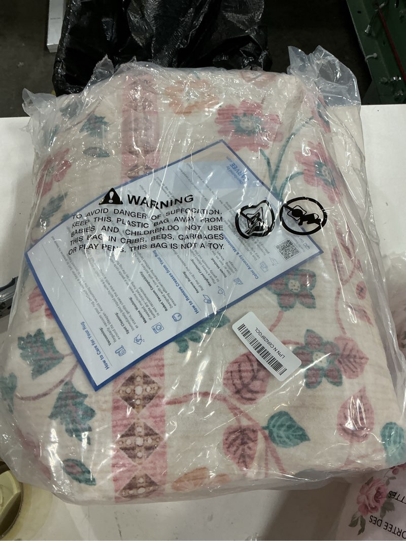 Condition photo showing New/Like New for garveehome living room 6x9 floral area rugs machine washable large rugs with non-slip backing, soft 