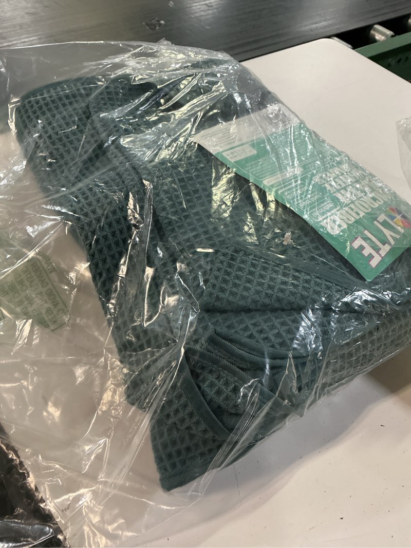 Condition photo showing Good Condition for polyte 430 gsm microfiber quick dry lint free oversize bath towel set, 6 piece (waffle weave) green
