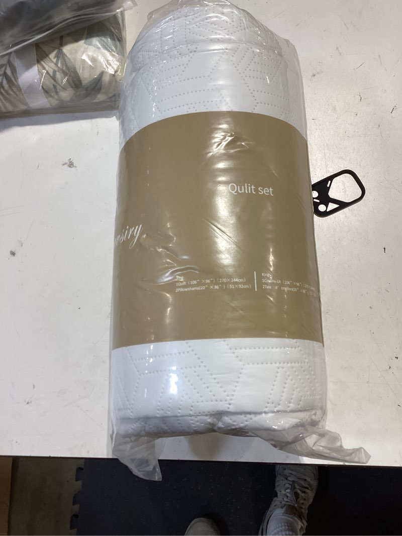 Condition photo showing Good Condition for lavsiry white king size quilt bedding set with pillow shams, summer lightweight bedspread coverlet, soft quilted blanket thin comforter for all seasons bright white king(106"x96")