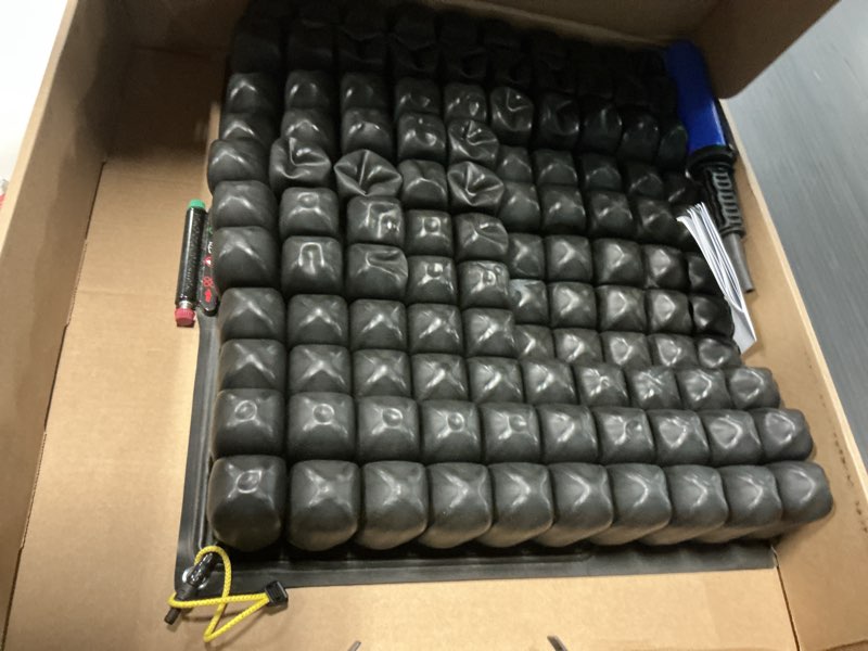 Condition photo showing Good Condition for roho contour select cushion - 19.50" x 20.25" x 4.25"
