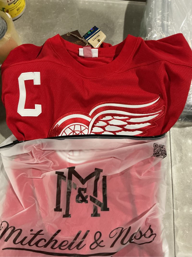 Condition photo showing Good Condition for gordy howe detroit red wings 1960-61 replica player jersey xx-large red