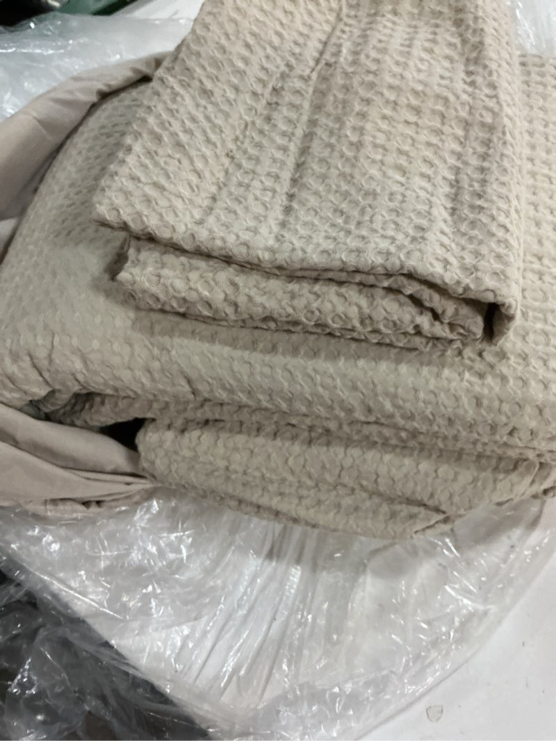 Condition photo showing New/Like New for organic luxe honeycomb duvet cover set size: full/queen quince