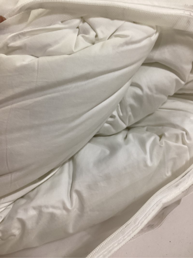 Condition photo showing Good Condition for premium down alternative comforter size: king/cal king