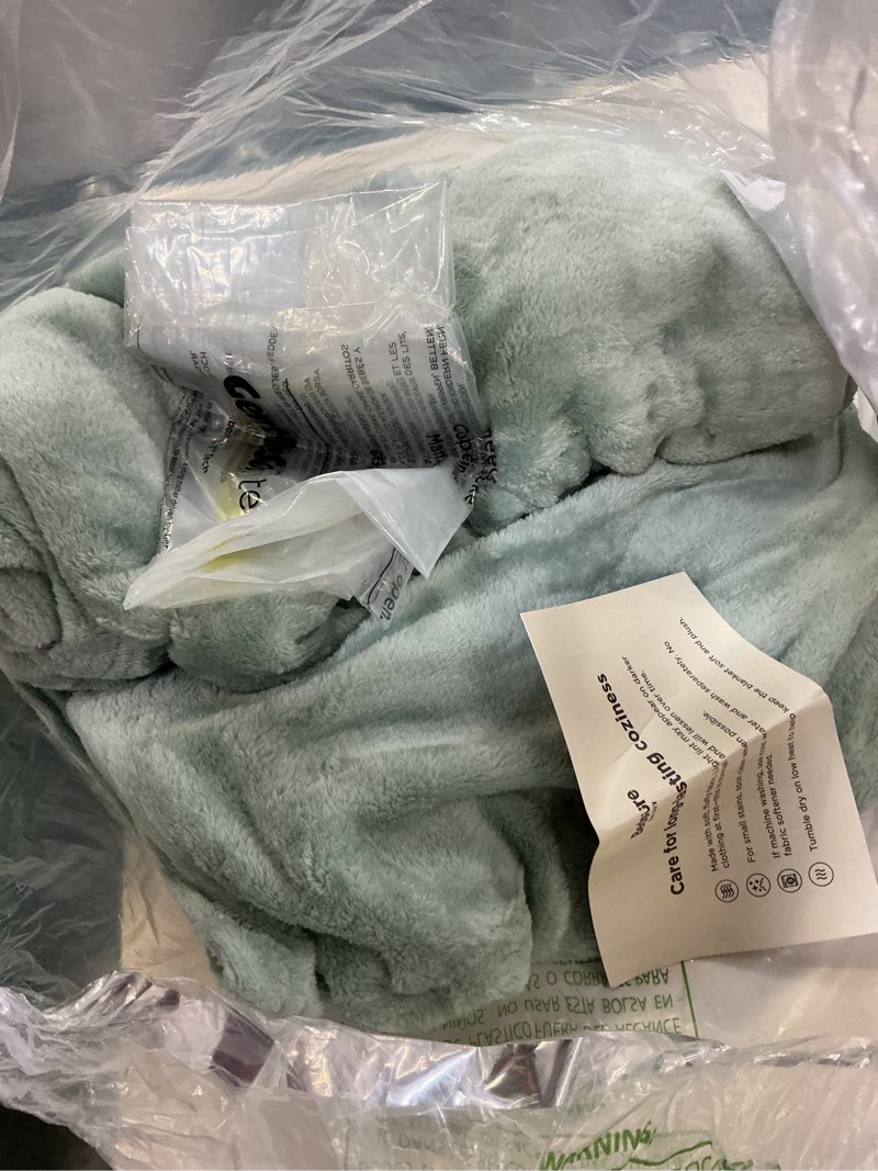 Condition photo showing Good Condition for bedsure gentlesoft twin xl fleece blanket dorm bedding - lightweight soft cozy blankets for bed, sofa, couch, travel, camping, sage green, 66"x90" sage green twin xl (66" x 90")