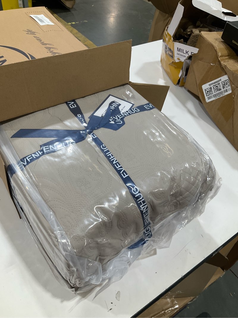 Condition photo showing Good Condition for evenhug oversized quilts set king size 3 piece bedding set reversible bedspread with 2 pillow shams coverlet lightweight soft bed cover for all season(120"x120",beige taupe) beige taupe king/cal king(120"x120")