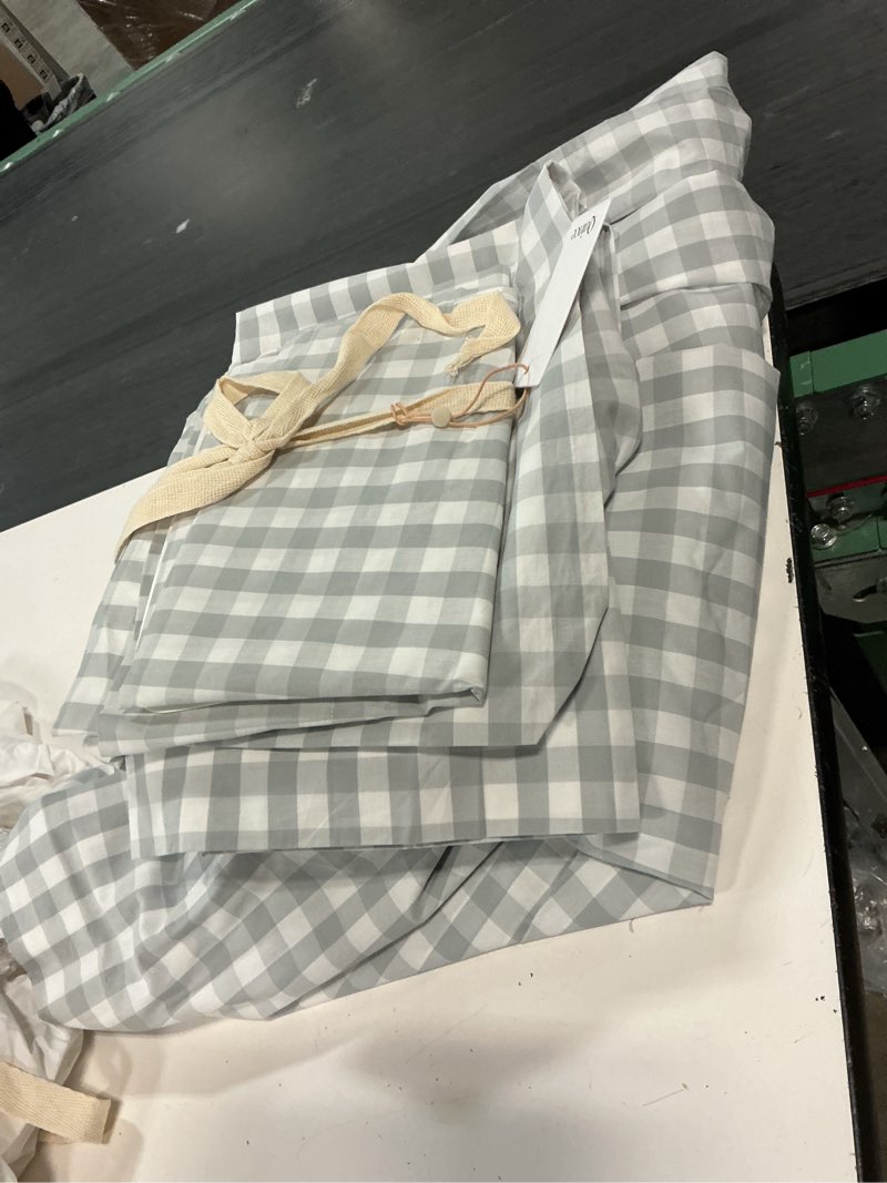 Condition photo showing Good Condition for european linen gingham duvet cover set, queen 4 pcs