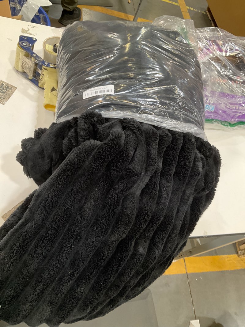 Condition photo showing Good Condition for black fluffy comforter