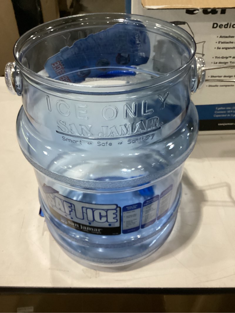 Condition photo showing New/Like New for San Jamar Saf-T-Ice Ice Tote with Ice Machine Hanger for Kitchens, Restaurants, and Fast Food, Plastic, 5 Gallons, Blue