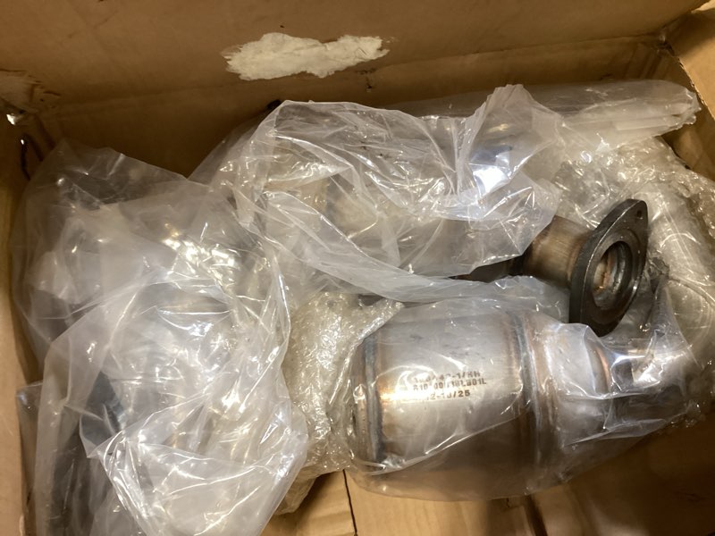 Condition photo showing Good Condition for philtop left, right and rear catalytic converter compatible with 2004-2006 sienna 3.3l - replace# 16392, 641238, 40373, 16393, 641290, 40374 direct-fit stainless steel (epa compliant) sienna 2004-2006