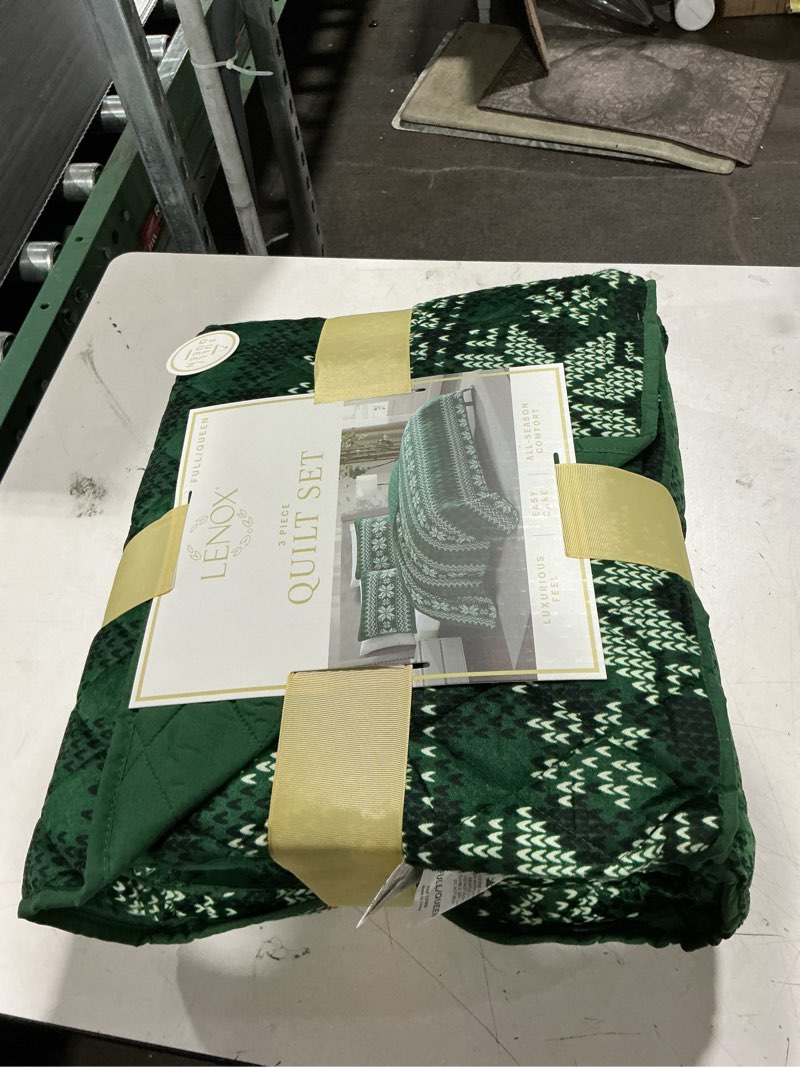Condition photo showing New/Like New for lenox holiday quilt set, assorted sizes full/queen