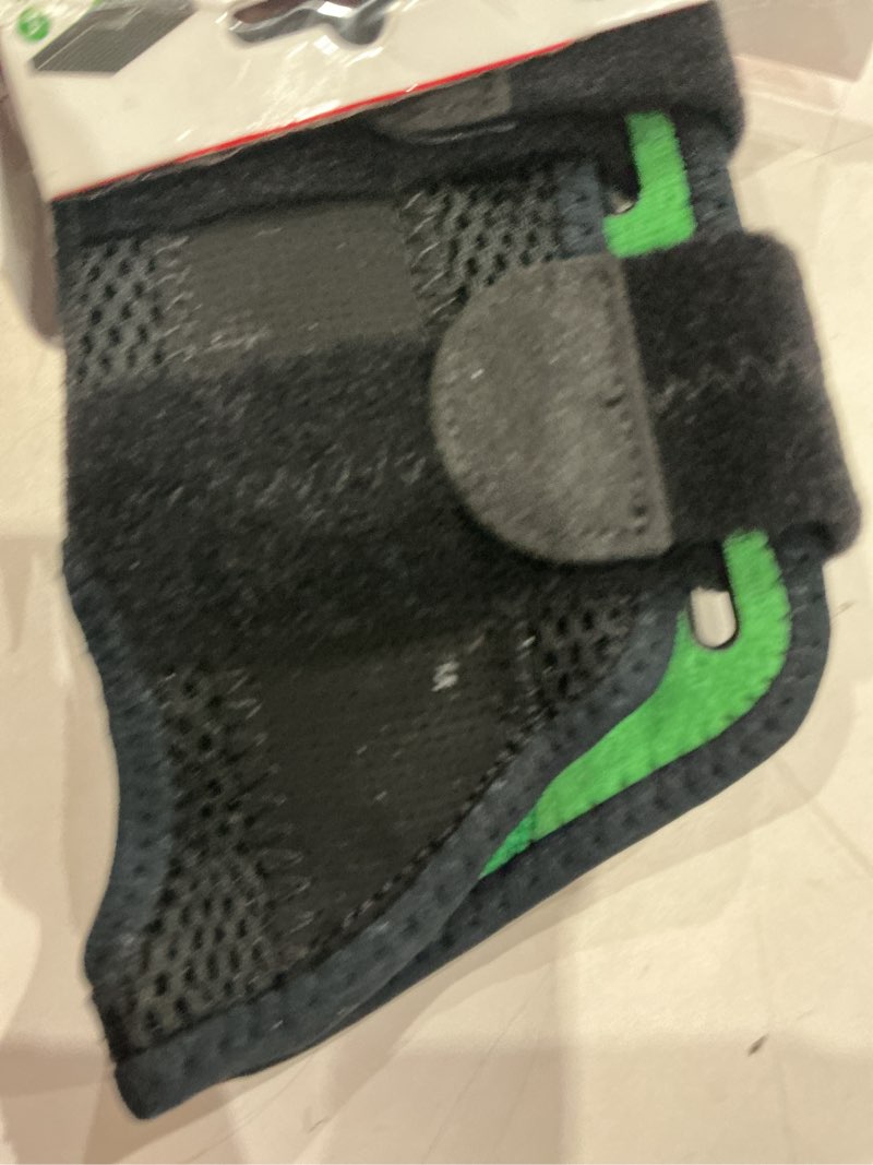 Condition photo showing Good Condition for mueller sports medicine green fitted wrist brace for men and women, wrist pain relief support, ideal for carpal tunnel, tendonitis, arthritis, right hand, black, small/medium right small/medium (pack of 1)