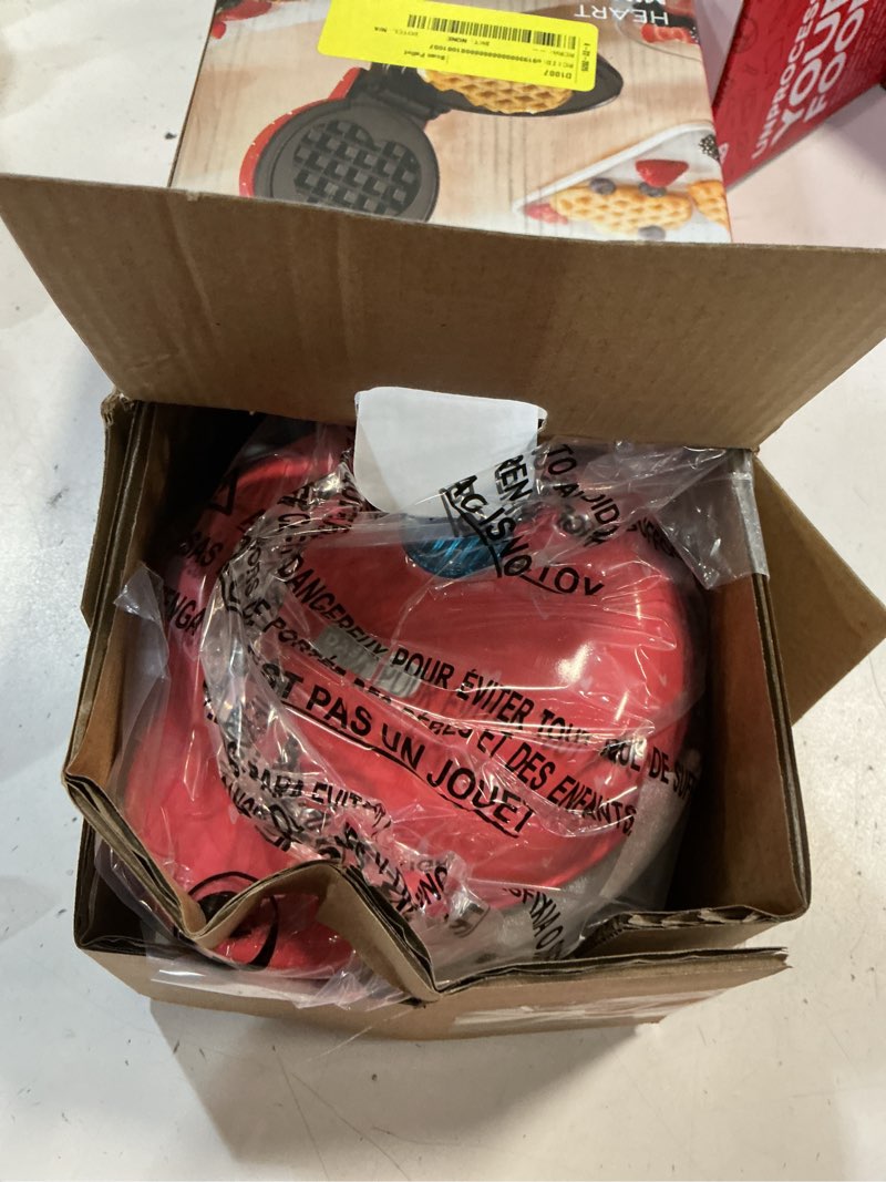 Condition photo showing Good Condition for dash heart miniature waffle maker with heart print lid