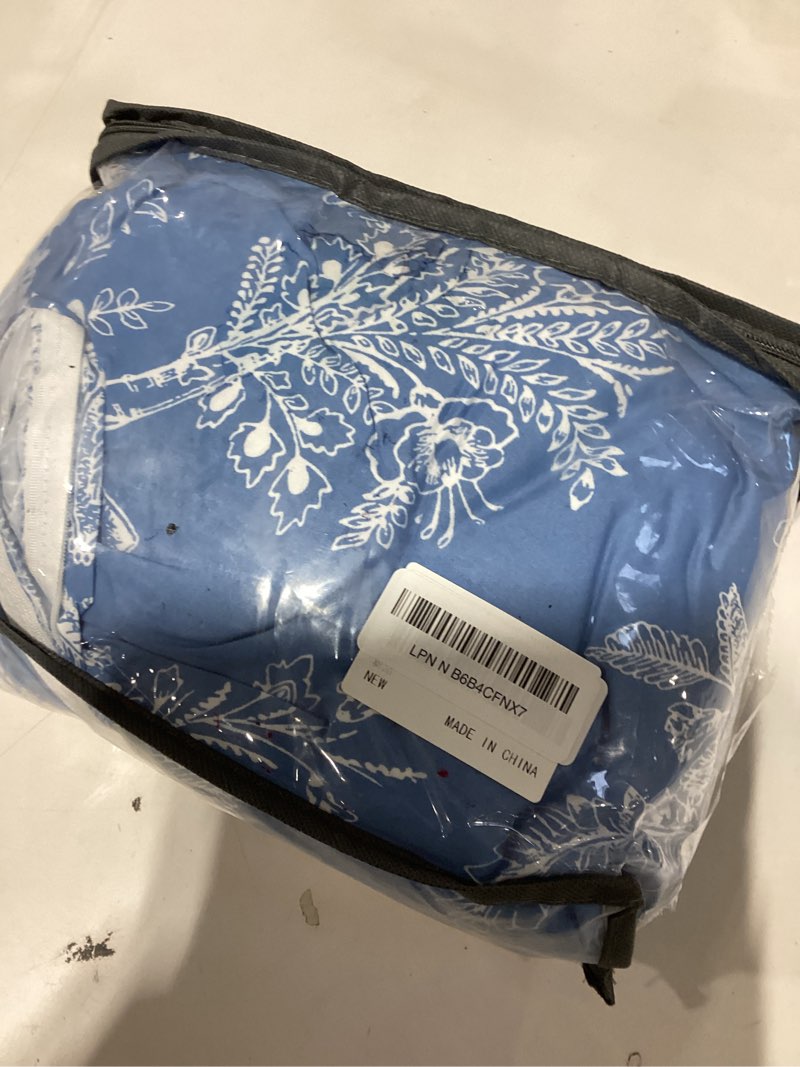 Condition photo showing New/Like New for BOLINLIVING Floral Duvet Cover Full Size 3 Pieces, Flower Duvet Cover with 2 Pillow Shams, Soft Floral Bedding Set White and Blue for All Season, Breathable, Zipper Closure… Blue Floral(no Comforter) Full(80" x 90")