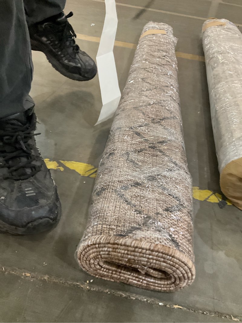 Condition photo showing Good Condition for large area rug