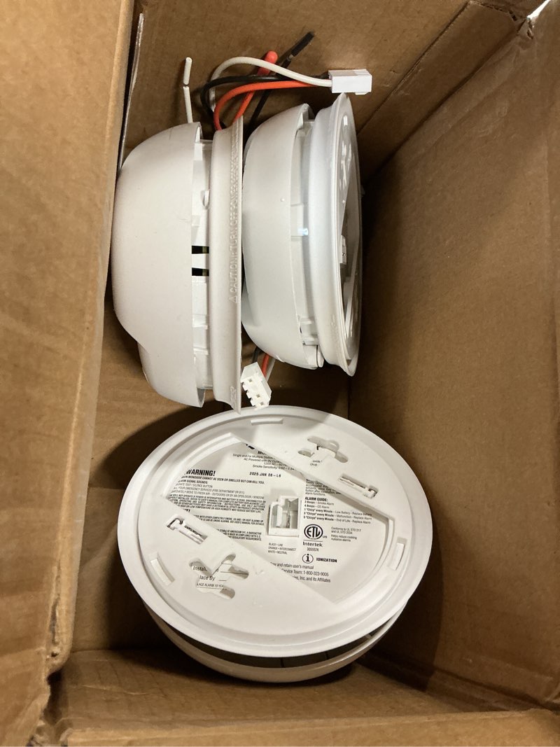 Condition photo showing Good Condition for First Alert SMCO100 Battery-Operated Combination Smoke & Carbon Monoxide Alarm - 3 Pack 3-Pack Precision Detection SMCO100