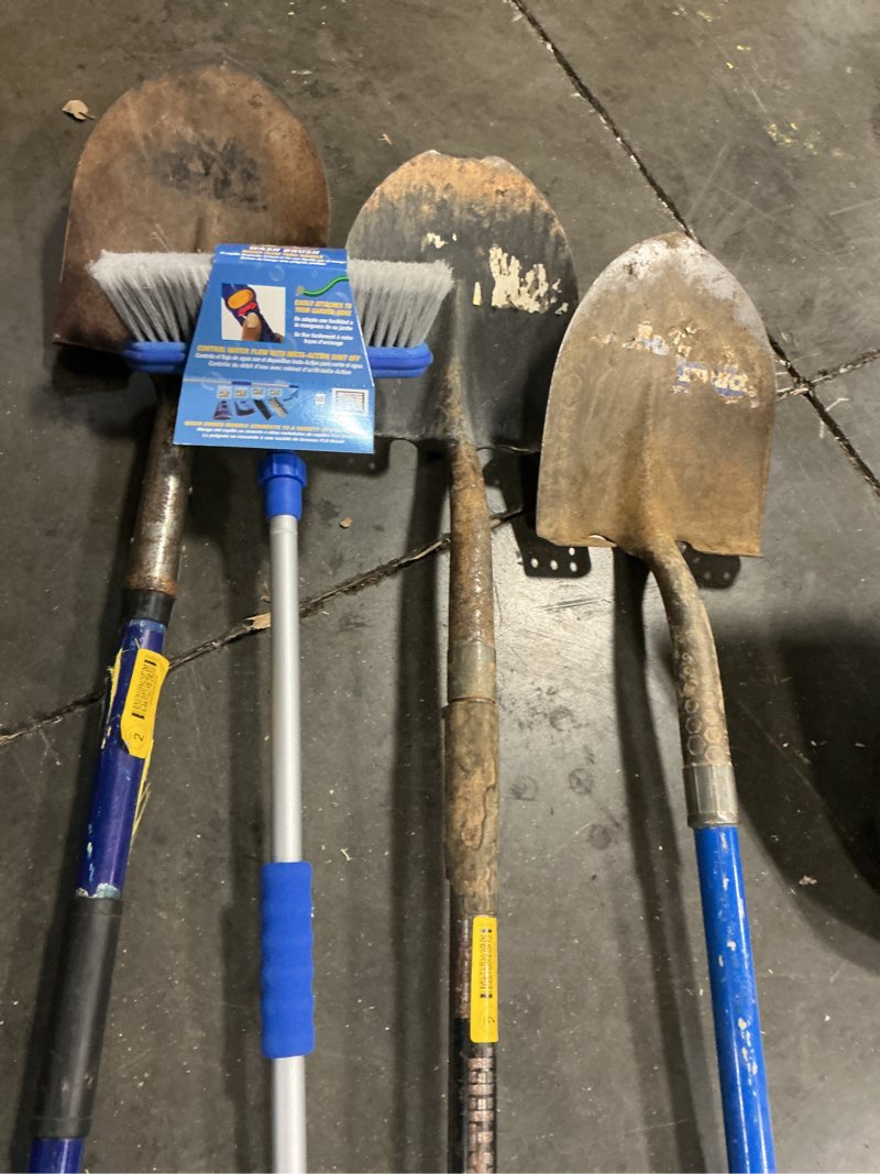 Condition photo showing Good Condition for pavk of 5 tools// variety of tools for use in construction and others (various styles and models)
