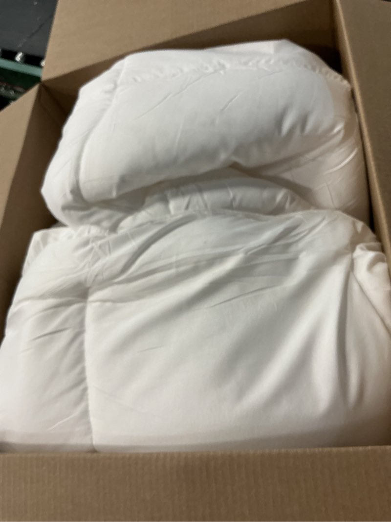Condition photo showing Good Condition for Utopia Bedding Comforter Duvet Insert, Quilted Comforter with Corner Tabs, Box Stitched Down Alternative Comforters Full Size (White) Full White
