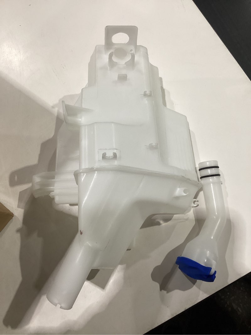 Condition photo showing Good Condition for windshield fluid resivor