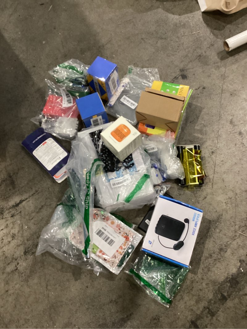 Condition photo showing Good Condition for assorted lot of electronics (headphones, small gadgets, headsets, etc.) 
