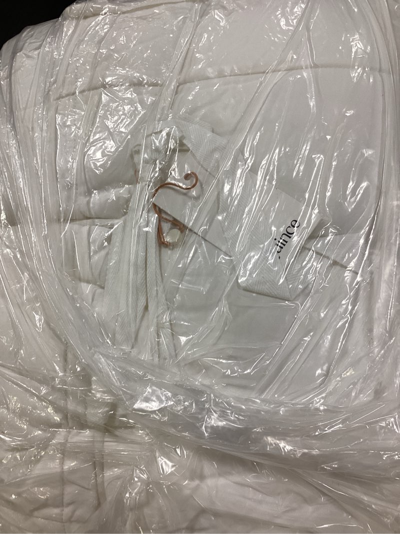 Condition photo showing New/Like New for bamboo comforter, king/cal king, white