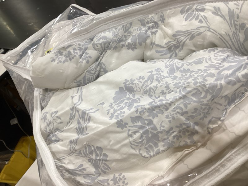 Condition photo showing Good Condition for wake in cloud - comforter set 3pcs cute flower pattern for women,full queen blue white
