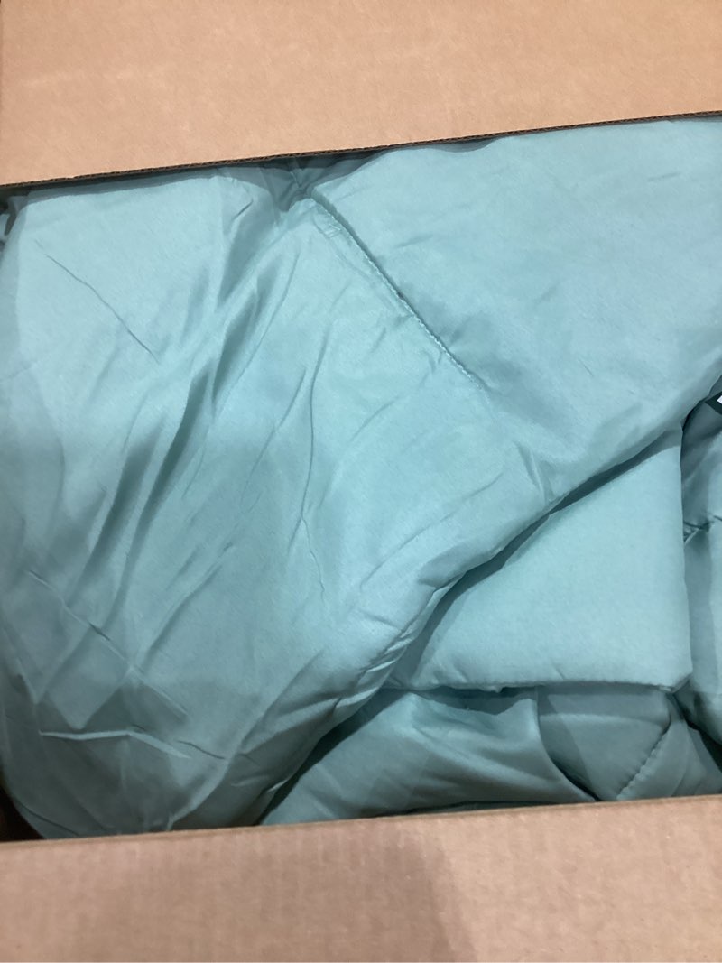 Condition photo showing Good Condition for DOWNCOOL Comforters Oversize King Size, Duvet Insert,Sage Green All Season Duvet, Lightweight Quilt, Down Alternative Hotel Comforter with Corner Tabs (Sage Green, Oversize King 116x98 Inches) Lightweight Comforter Oversized King Sage Green