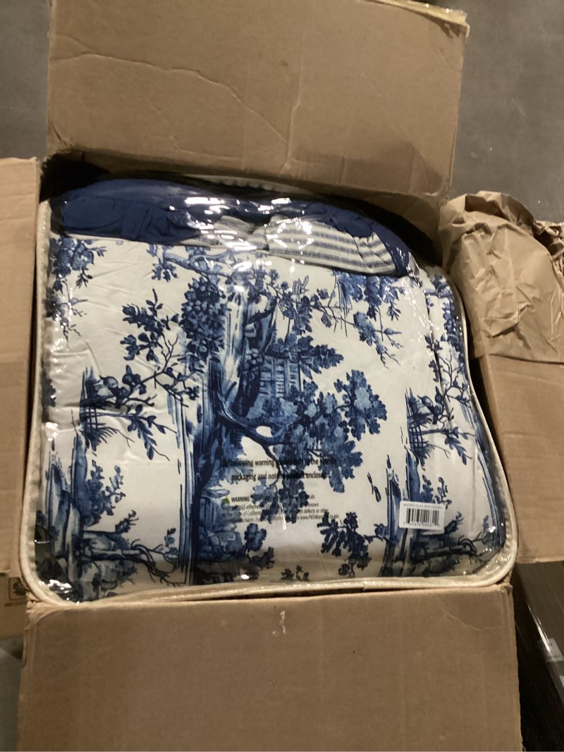 Condition photo showing Good Condition for amrapur overseas | olivia 8-piece printed reversible bed in a bag (silver blue, king) king silver blue