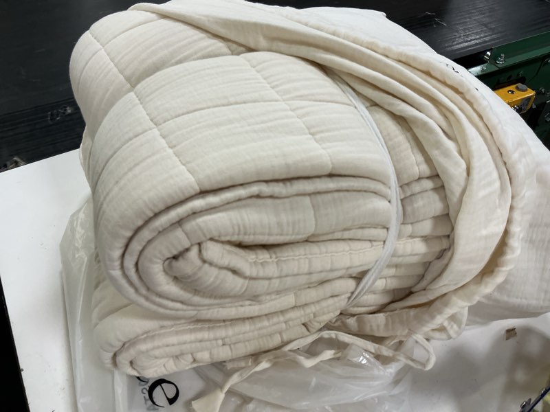 Condition photo showing Good Condition for organic cotton gauze box quilt, full/queen, undyed